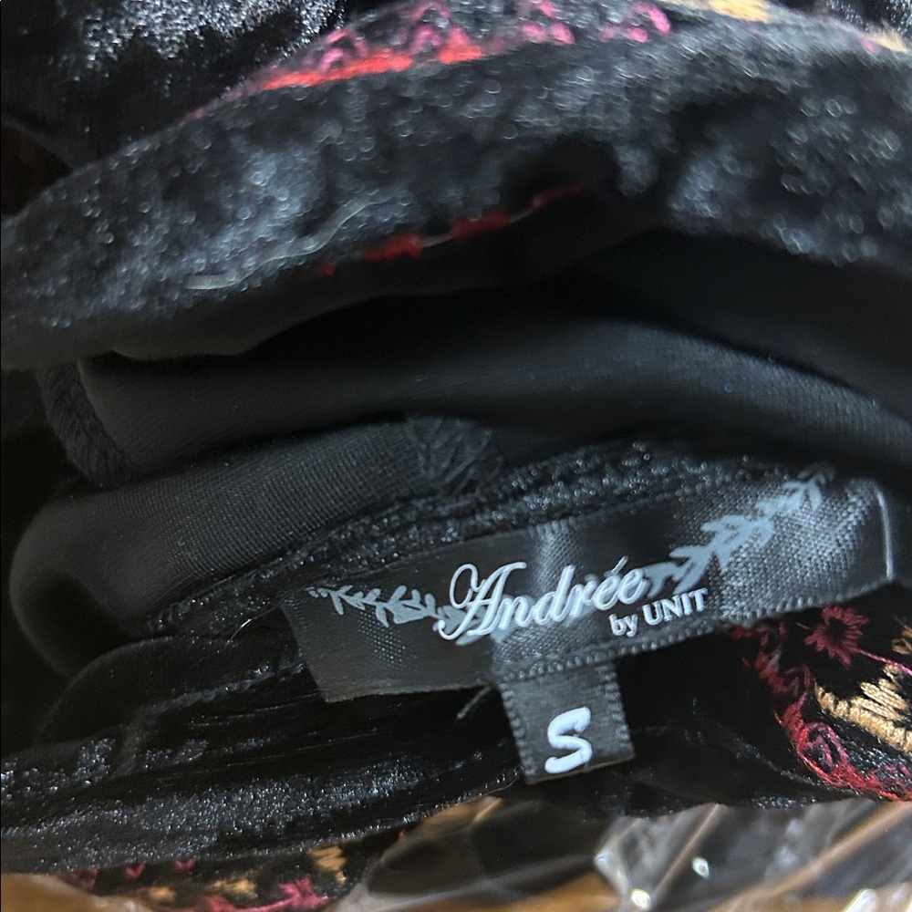 Andree by Unit velvety tunic with embroidered flowers, black, women’s small. - Picture 7 of 7